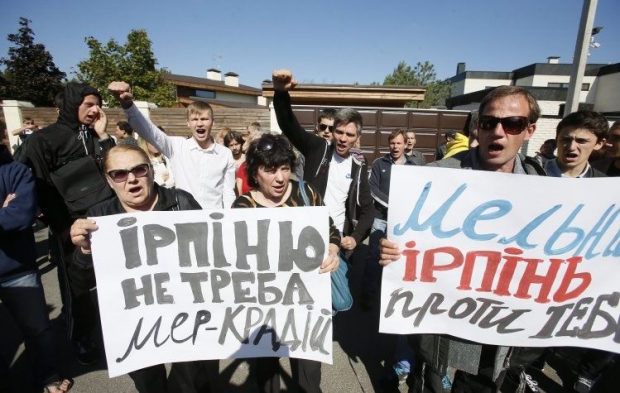 Местные жители пикетируют особняк Мельника / Фото УНИАН Местные жители пикетируют особняк Мельника / Фото УНИАН