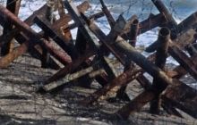 На въезде в Мариуполь устанавливают противотанковые ежи