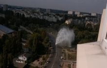 У Києві прямо посеред вулиці з'явився 10-метровий фонтан (фото, відео)