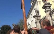Вулицями Львова молодь пронесла хрест та ікону, які подарував Іван Павло ІІ