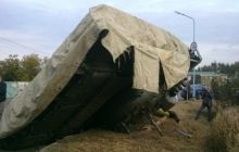 В Омске при транспортировке перевернулся танк