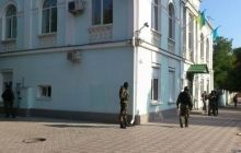 Вооруженные люди оцепили здание Меджлиса в Симферополе: в помещении проводят обыск