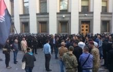 У Рады были взрывы, митингующие хотели "ловить депутатов" - сотрудник Кабмина