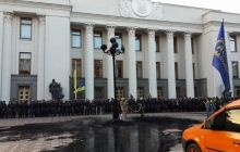 Ситуация под парламентом нормализовалась, шины потушены, один человек ранен