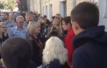 Митингующие прогнали жену Луценко с Банковой с криками "На мусорку" (видео)