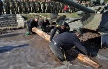 Воины-гвардейцы поделились опытом по эвакуации бронетехники с поля боя