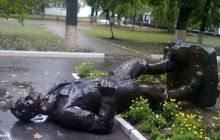 В Харькове снесли памятник Артему (фото)
