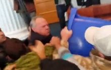 "Народна люстрація": у Черкасах двох депутатів облради кинули у смітник під час сесії (відео)