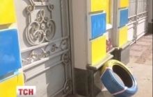 Порошенко святкує день народження: активісти подарували президенту шину та цукерки