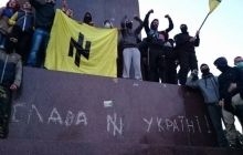 У Харкові учасники проукраїнського мітингу на пам'ятнику Леніну висвердлили напис «Слава Україні!»