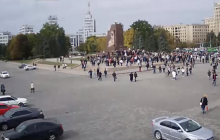 У Харкові захисники пам'ятника Леніну принесли квіти до порожнього постамента