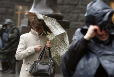 Активний циклон зіпсує погоду в Україні: очікуються потужні опади, вітер, грози та град