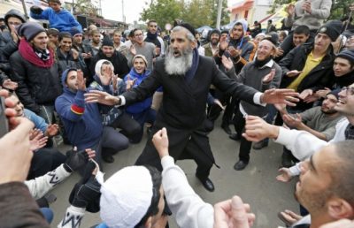 В Умані здійснили напад на табір хасидів / УНІАН В Умані здійснили напад на табір хасидів / УНІАН