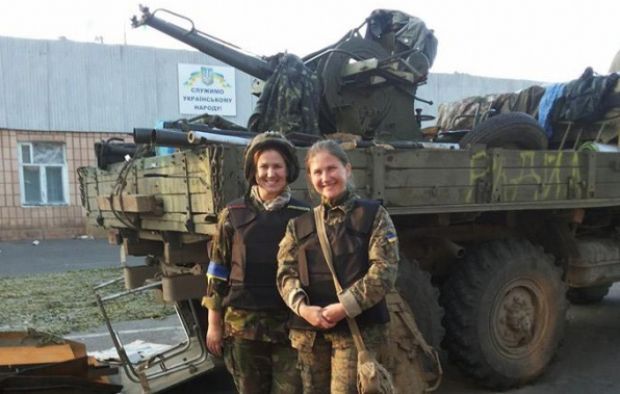 Таня Назаренко (на фото ліворуч) та її колега Наталя Саратовцева в "Айдарі" / life.pravda.com.ua