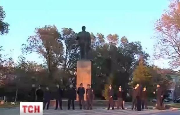 Пам'ятник Леніну охороняє міліція / ТСН Пам'ятник Леніну охороняє міліція / ТСН