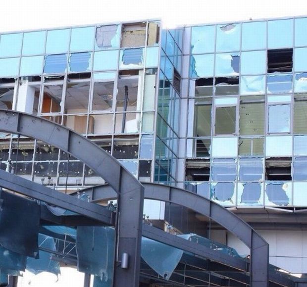 В результате обстрела повреждено здание вокзала /фото informator.lg.ua В результате обстрела повреждено здание вокзала /фото informator.lg.ua