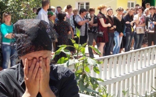 Родственникам помогают опознать погибших / Фото УНИАН Родственникам помогают опознать погибших / Фото УНИАН