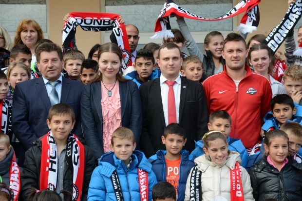 Игрок ХК «Донбасс» Сергей Варламов провел автограф-сессию для воспитанников школ-интернатов Игрок ХК «Донбасс» Сергей Варламов провел автограф-сессию для воспитанников школ-интернатов