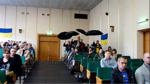 В горсовете Зонтова поддержали зонтами В горсовете Зонтова поддержали зонтами