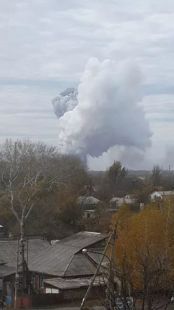 В крышу «Донбасс Арены» попал снаряд, над стадионом поднимаются клубы дыма (фото+видео) В крышу «Донбасс Арены» попал снаряд, над стадионом поднимаются клубы дыма (фото+видео)