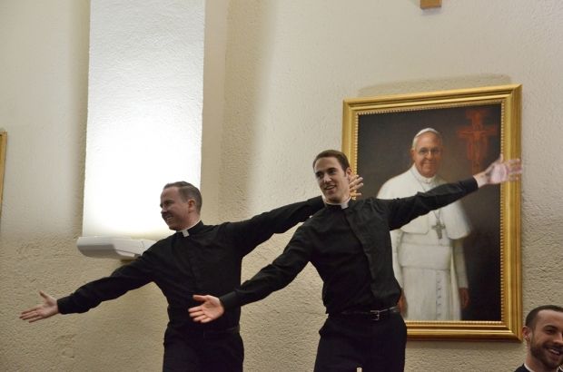 Танцюючі католицькі священики стали інтернет-сенсацією (переклад з англ.)