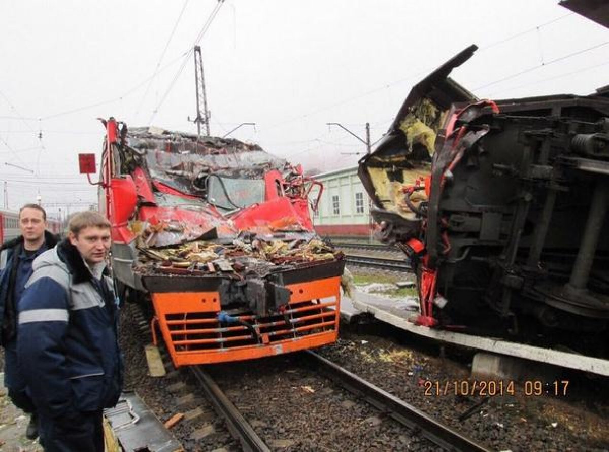 В России неизвестный врезался в поезд при попытке угнать электричку из депо  (фото) | УНИАН