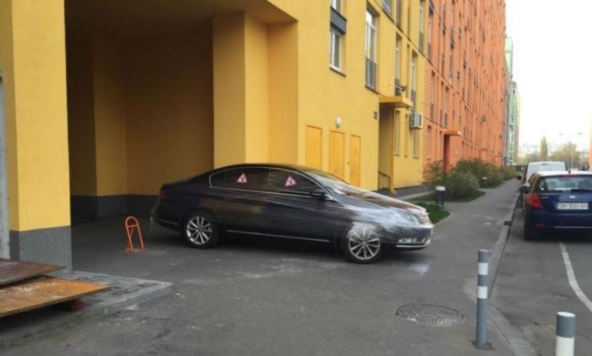 Платные парковки в столичных дворах: киевлянам рассказали, кому на самом деле принадлежит придомовая территория