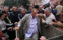 Главврача Черновцов покатали по городу в мусорном баке (фоторепортаж, видео)