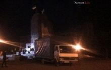 В Харькове ночью у постамента снесенного Ленина рабочие установили строительные леса (фото)