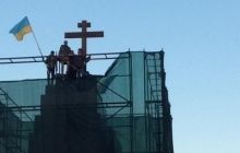 В Харькове с постамента памятника Ленину на площади Свободы сняли крест
