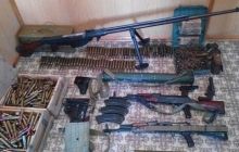 Возле Лисичанска найден тайник с оружием боевиков и картами диверсий (фото)