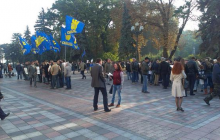 Активісти привезли під Раду помідори для депутатів, що не голосуватимуть за антикорупційні закони