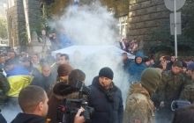 На Банковій запалили шини на знак протесту проти переслідувань активістів, які побили Шуфрича (фото)