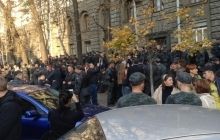 Срочники Нацгвардии под АП отказались покинуть Банковую (видеотрансляция)