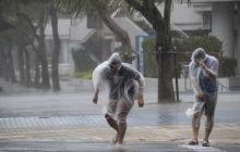 Жертвами мощного тайфуна в Японии стали 4 человека, разрушены жилые дома (фоторепортаж)