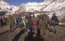 BBC: Из-за снежных бурь в Гималаях погибли десятки людей