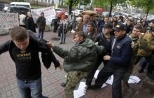 МАФи у Києві від знесення захищає армія «бойовиків» зі зброєю - КМДА