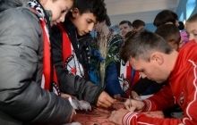 Игрок ХК «Донбасс» Сергей Варламов провел автограф-сессию для воспитанников школ-интернатов