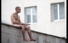 У Москві скандальний художник відрізав собі мочку вуха протестуючи проти "політичної психіатрії" (фото)