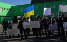 Трассу Киев-Одесса перекрыли, люди протестуют против подкупа избирателей