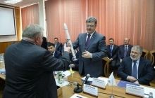 Порошенко обсудил развитие космической отрасли во время визита в КБ "Южное"