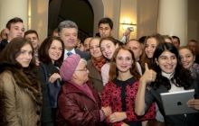У Дніпропетровську Порошенко разом зі студентами заспівав гімн України