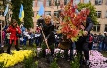 Лидеры «Заступа» в Львове высадили калиновую аллею в память о погибших участниках АТО