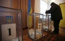 У Слов'янську кандидат-мажоритарник підвіз виборців на дільниці двома автобусами