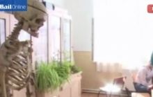 В румынской школе ученики изучают биологию по скелету бывшего директора