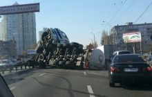 На проспекте Победы в Киеве перевернулся грузовик с подсолнечным маслом, движение автомобилей перекрыто (фото)