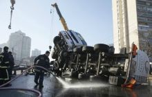 20 тонн масла на проспекте Победы: ликвидация аварии и предприимчивые киевляне (фото, видео)