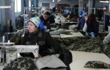 Заключенные мастерицы за работой: как в исправительной колонии шьют зимнюю одежду для военных (фото)