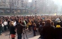 Около полутысячи активистов под КГГА требуют расследовать поджог кинотеатра "Жовтень" (фоторепортаж)