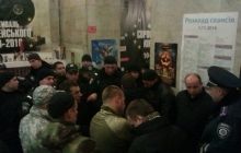 Мужчины в камуфляже с нашивками "Правого сектора" угрожают штурмовать "Кинопанораму" (фото)